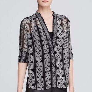 Silk Diane Von Furstenberg blouse in Love Knot pattern. Black/white. Size 10
